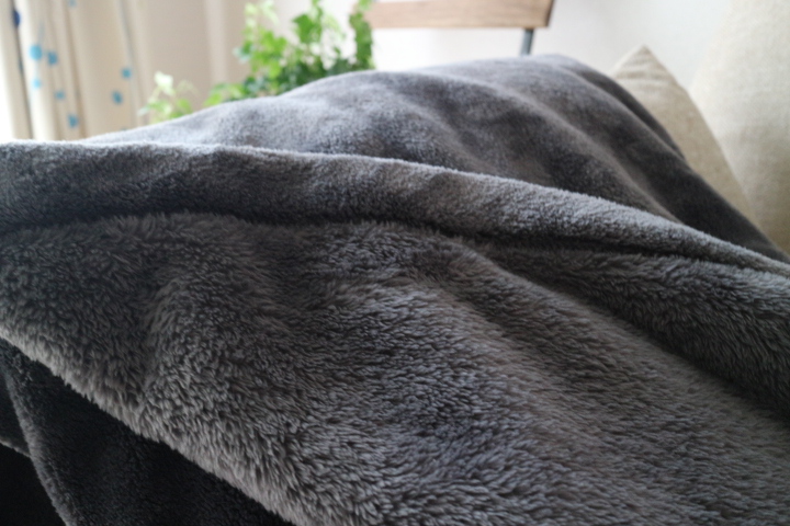 無印良品で一番人気は「あたたかファイバー厚手毛布」冬のおすすめ寝具 